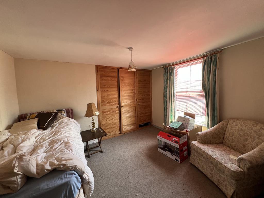 Lot: 168 - FOUR STOREY TOWN HOUSE FOR UPDATING - Second floor double bedroom